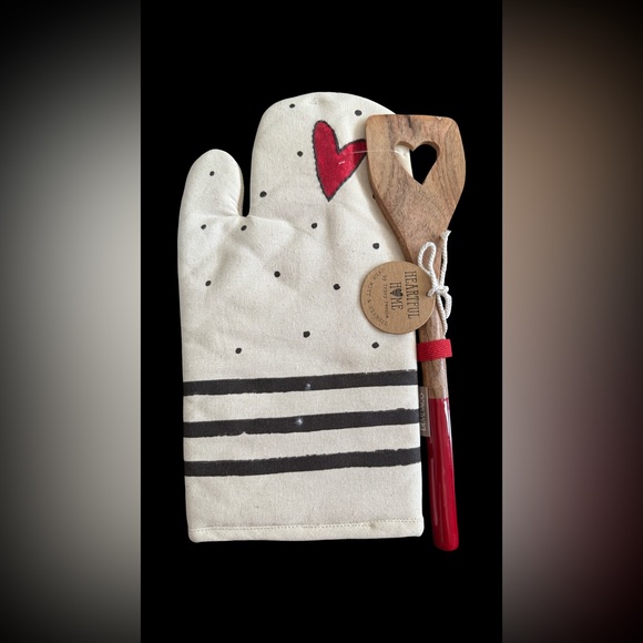 Heartful Homy by Tracy Pesche Oven Mitt and Wooden Spoon-Gift Set NWT - Picture 1 of 4